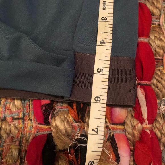 Fabletics front twist cropped workout top - Picture 5 of 9